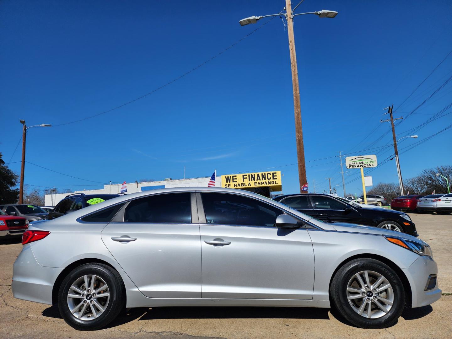 2017 SILVER Hyundai Sonata SE (5NPE24AF8HH) with an 2.4L L4 DOHC 16V engine, 7A transmission, located at 2660 S.Garland Avenue, Garland, TX, 75041, (469) 298-3118, 32.885551, -96.655602 - Welcome to DallasAutos4Less, one of the Premier BUY HERE PAY HERE Dealers in the North Dallas Area. We specialize in financing to people with NO CREDIT or BAD CREDIT. We need proof of income, proof of residence, and a ID. Come buy your new car from us today!! This is a very clean 2017 HYUNDAI SON - Photo#2